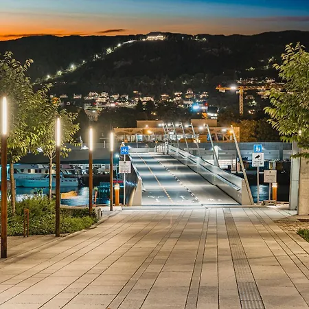 I Topp Etasje Med Flott Stor Felles Takterrasse Μπέργκεν